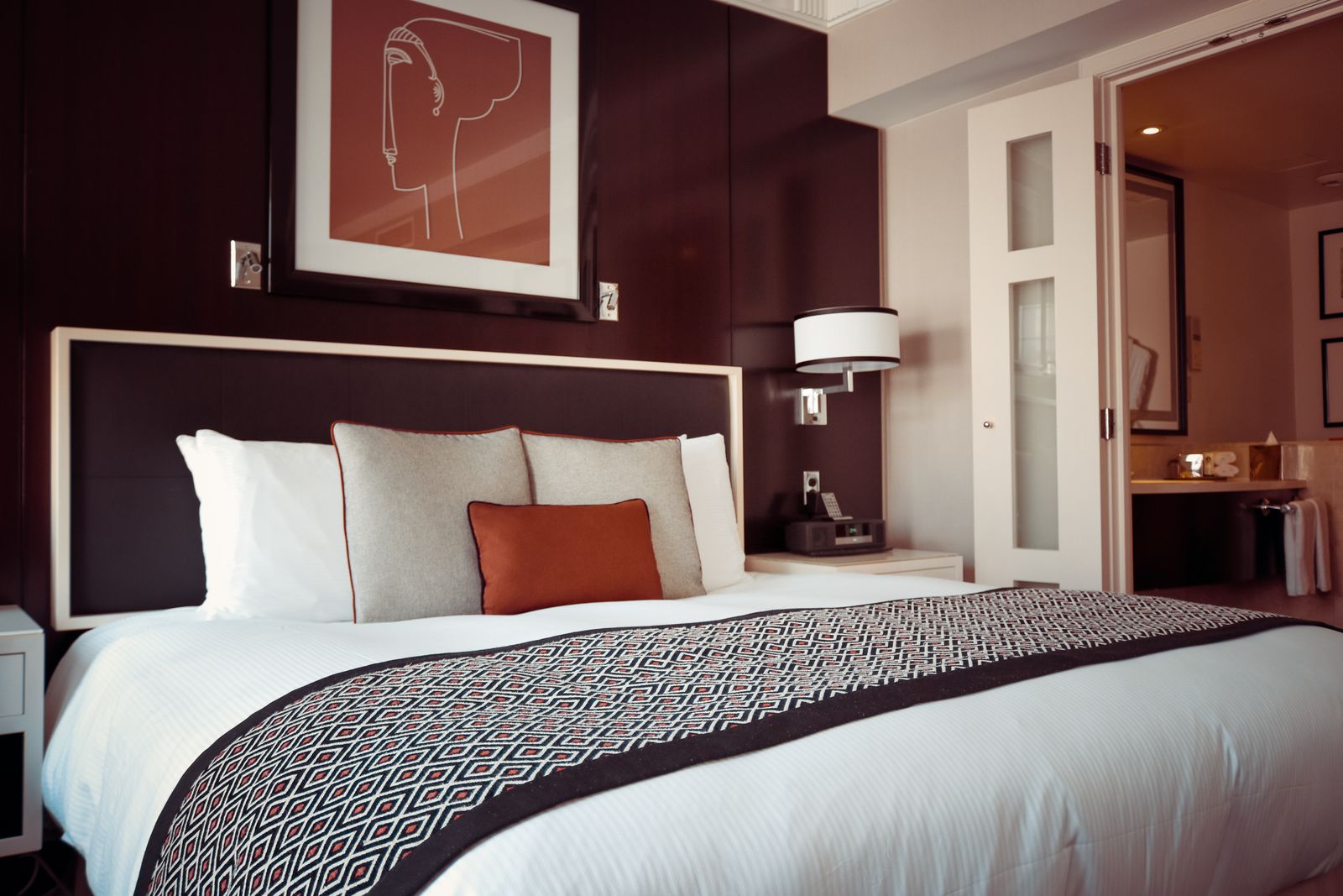 Tropical hotel room with premium linen